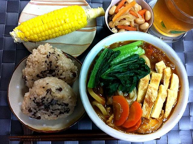 昨日のカレーの残りでカレーうどん、もらったお赤飯ともろこし|tomoさん