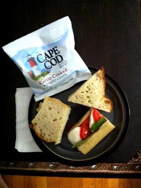 turkey sandwich, cape cod chips, mozzarella and tomato|Phil Brownさん