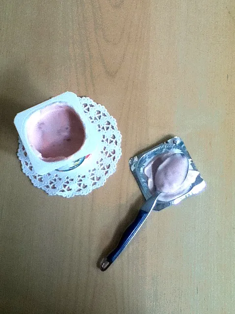 Snapdishの料理写真:strawberry yoghurt. yum.|Rurie van Sarkさん