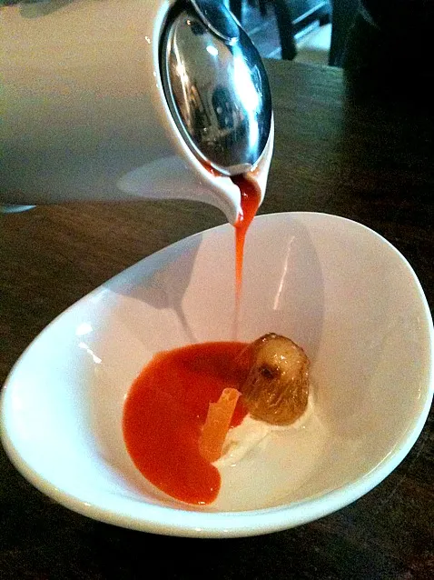 Sopa de pimiento Rojo Manzana en capsula de Vinagre de Vino blanco papel de Camote|oscar ritoさん