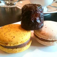 Hazelnut macaron and salted caramel macaron and a canele|Julian Laiさん