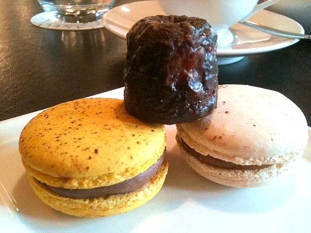 Hazelnut macaron and salted caramel macaron and a canele|Julian Laiさん