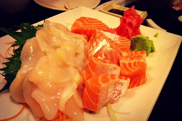 Snapdishの料理写真:Scallop & Salmon Sashimi|Janiceさん