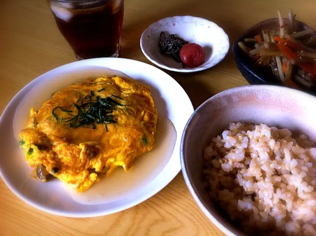 Snapdishの料理写真:朝ごはん。きのことねぎ入り卵焼きの和風あんかけ、きんぴらごぼう、梅干しと塩昆布。|liccaさん