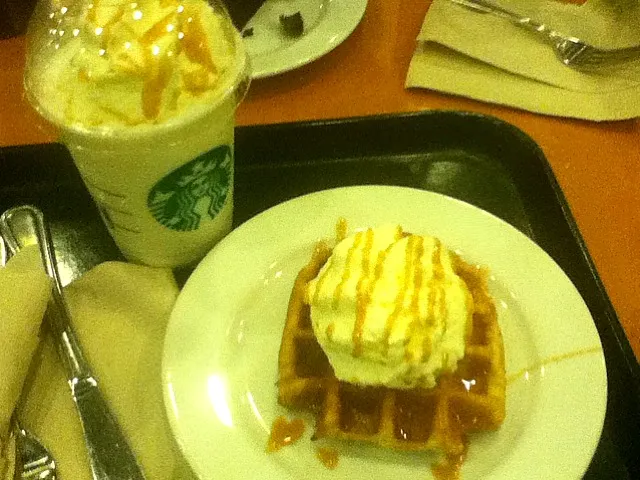 caramel belgian waffle + caramel cream|cherry navalさん