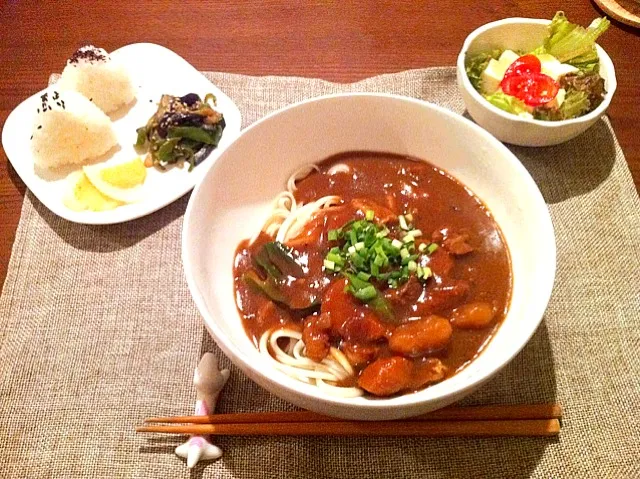 カレーうどん。おにぎり、なす味噌炒め、豆腐サラダつき。|aichiさん