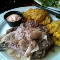 Snapdishの料理写真:biftec encebolldo con tostones y ens|leila andreuさん