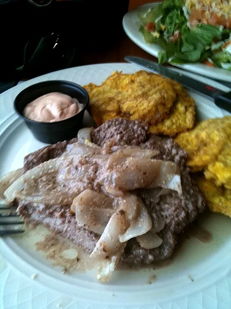 biftec encebolldo con tostones y ens|leila andreuさん