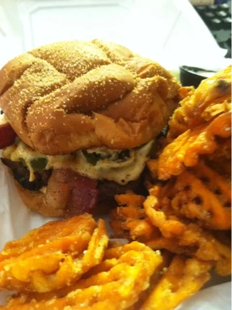 Prowler Burger (bacon, jalapenos, pepperjack cheese & chipotle mayo) with sweet potato fries|Ben Andersonさん