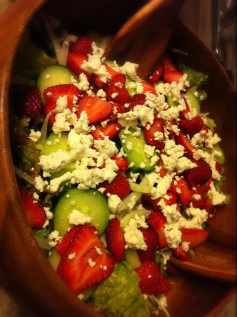 Strawberry, walnut & bleu cheese salad|Joe Kotさん