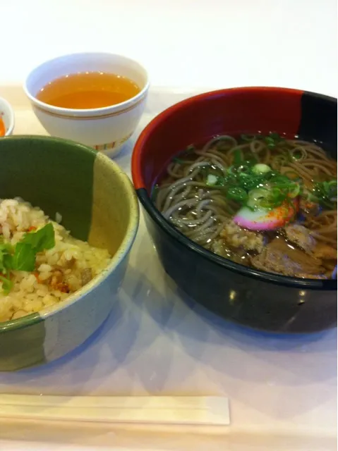 学食にて、かやくご飯と肉そばのセットで。肉がイマイチ。|yxxtsさん