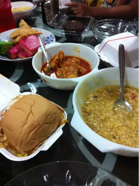 2nd day of ramadhan. Burger Ramly, Ayam Bombay, Bubur masjid & kuehs|Nana Goldiesさん