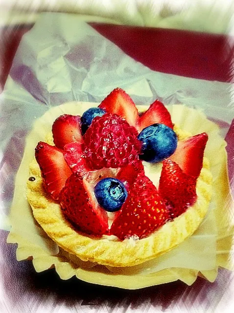 Snapdishの料理写真:strawberry tart|Miyake Canbiさん