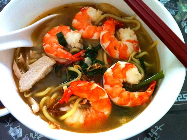 Snapdishの料理写真:prawn noodle soup with pork slices|Ru-Shin Lookさん