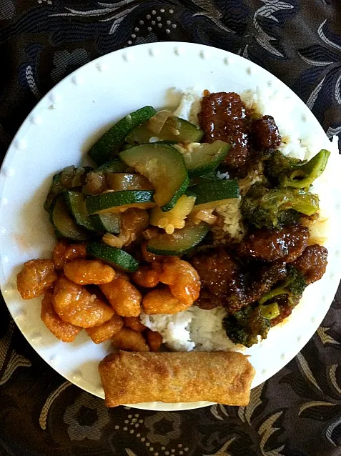 broccoli beef, rice, sweet & sour chicken & organic zucchini stir fry from my mom's garden!|Nicole Caballeroさん