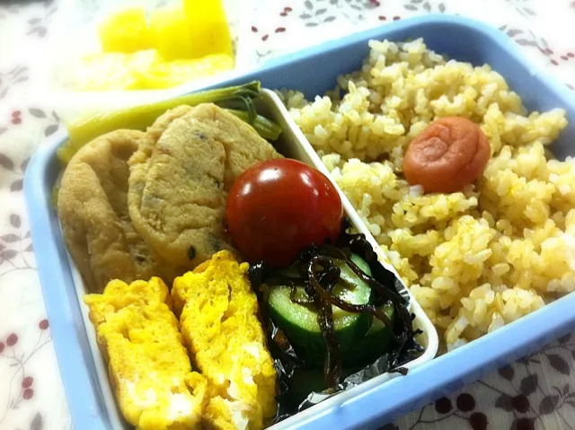 Snapdishの料理写真:お弁当。がんもどきと青梗菜の煮物、卵焼き、きゅうりの塩昆布和え、パイナップル。|liccaさん