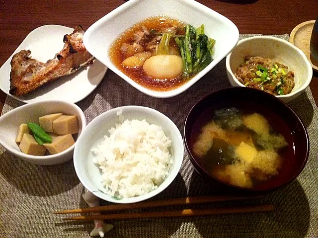 Snapdishの料理写真:かぶとじゃがいもと鳥肉煮、焼き鮭、高野豆腐、納豆、豆腐とわかめの味噌汁。|aichiさん