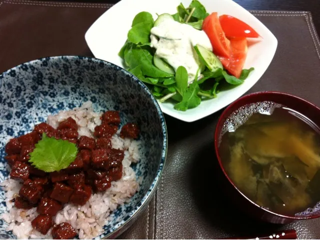 Snapdishの料理写真:まぐろの角煮丼とルッコラの豆腐ドレッシングさらだぁ|ありささん