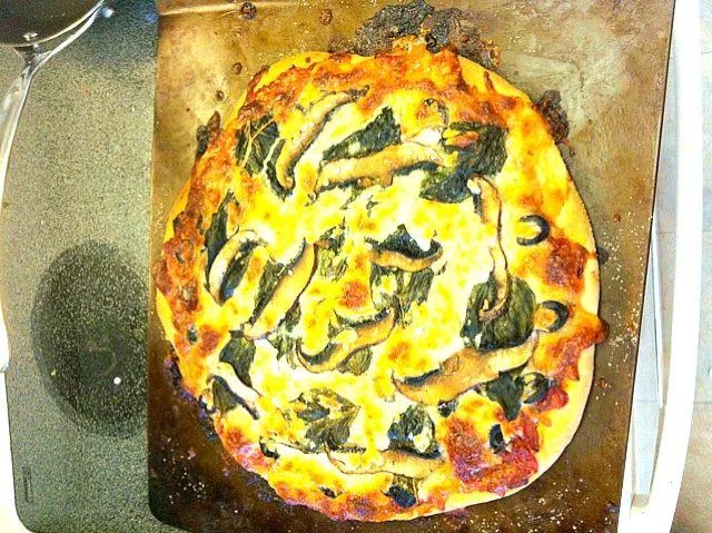 Snapdishの料理写真:mushroom and basil pizza|Jimmy Gillilandさん