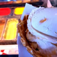 dolce de leche fresh waffle gelato|Wil Laxaさん