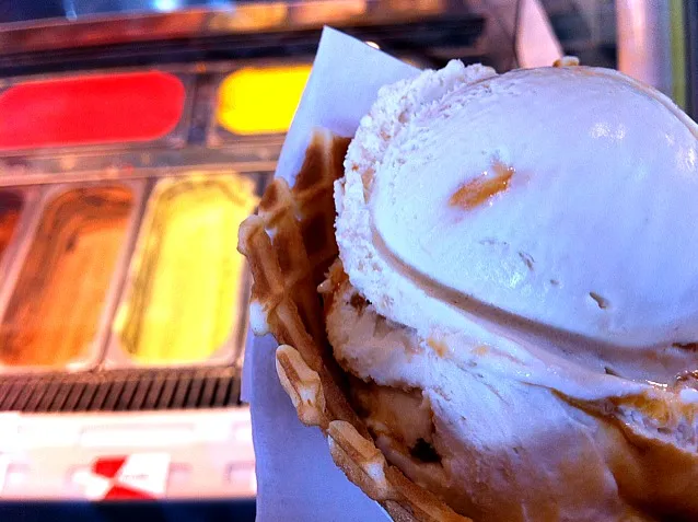 dolce de leche fresh waffle gelato|Wil Laxaさん