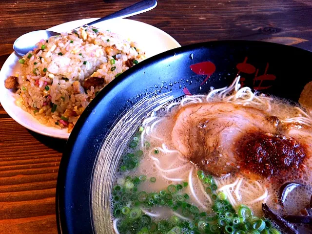 Snapdishの料理写真:ラーメン＋半チャーハン|しも。さん