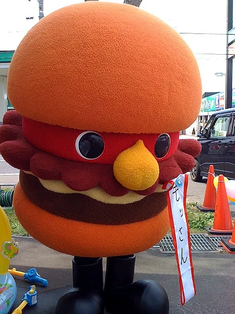 モスバーガーの創業感謝祭で見かけた「もっさん」。暑いのにご苦労様。|Ei-Ichi Osawaさん