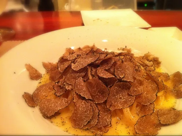 fresh spaghetti with a ridiculous amount of truffle|Chris Shannonさん