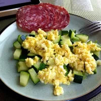 scrambled eggs on top of zuchini|Natali Paunovicさん