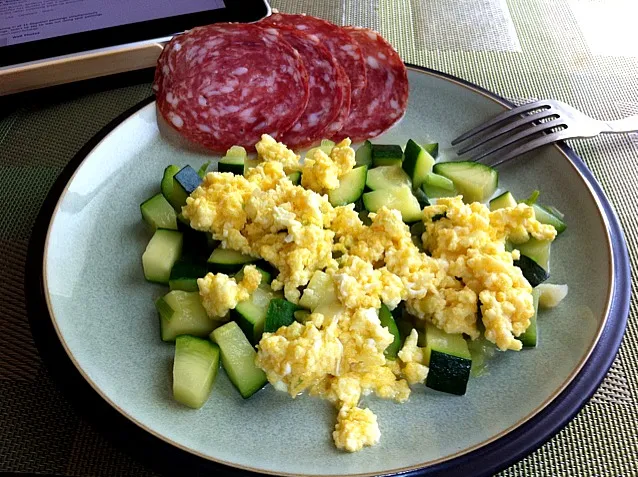 scrambled eggs on top of zuchini|Natali Paunovicさん