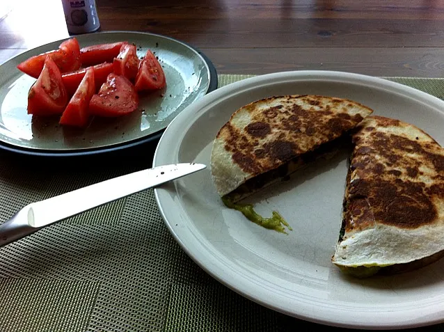 quesadilla and tomato|Natali Paunovicさん