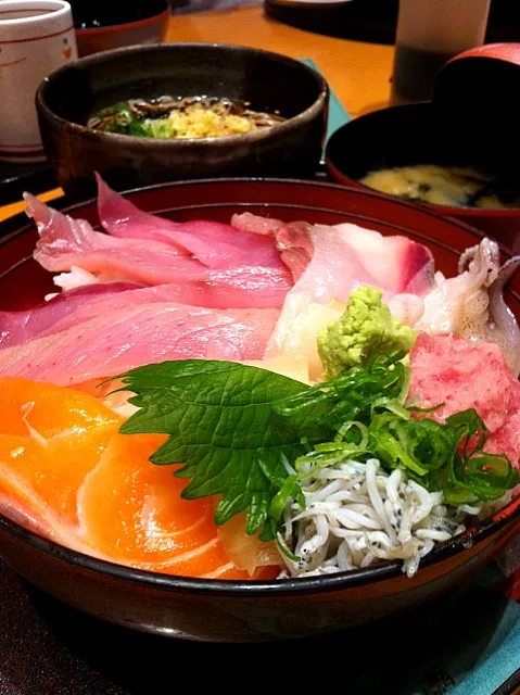 日替りのっけ丼 大盛 ＋ 蕎麦 ＝ 食べ過ぎw|Kazuさん