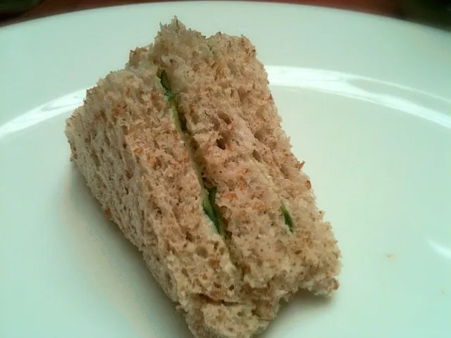 sliced cucumber sandwich|Lawrence Angさん