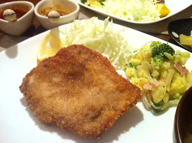 とんかつ（みそ、ソース）、ポテサラ、茄子の味噌汁。|aichiさん