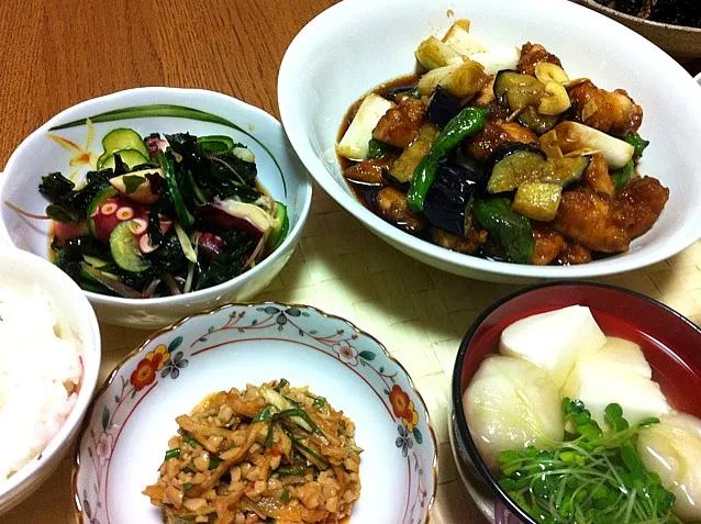 Snapdishの料理写真:ササミと夏野菜のにんにく風味、お酢の物、切り干し大根と納豆の辛味和え、餅麩とかいわれのおすまし。|Angie44さん