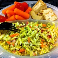 tofu steaks, coleslaw, baby carrots and tomatoes|Natali Paunovicさん