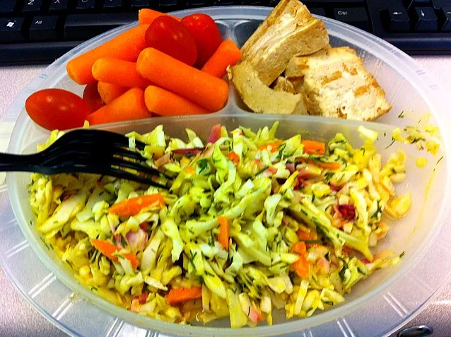 tofu steaks, coleslaw, baby carrots and tomatoes|Natali Paunovicさん