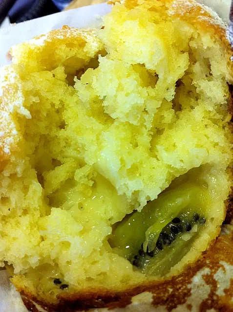 there is KIWI FRUIT in my MUFFIN!!? so good|Laurenさん