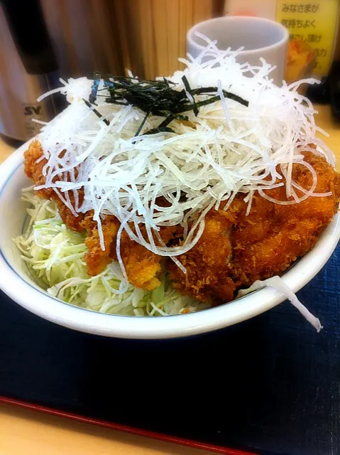 Snapdishの料理写真:塩だれチキンカツ丼。前回、チキンカツ定食の量が多くて大変な思いをしたので今回は丼。が、やっぱり量が多い。ギャフン。|liccaさん