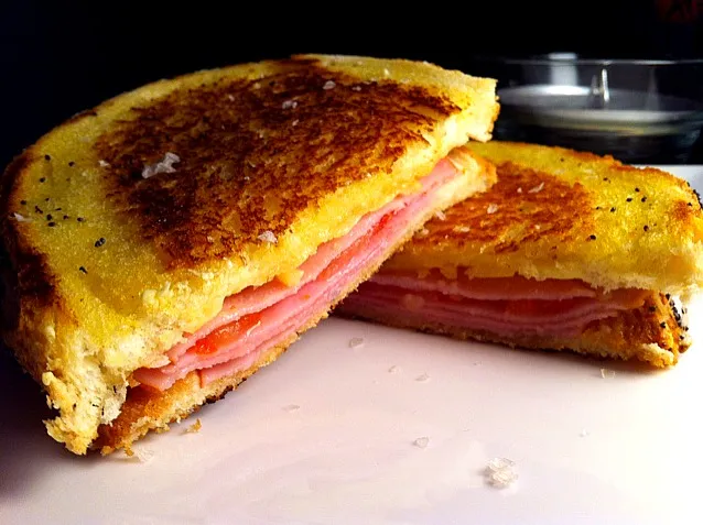 Ham, tomato, cheese and cracked pepper toastie, sprinkled with pink salt flakes. #sotasty|Laurenさん