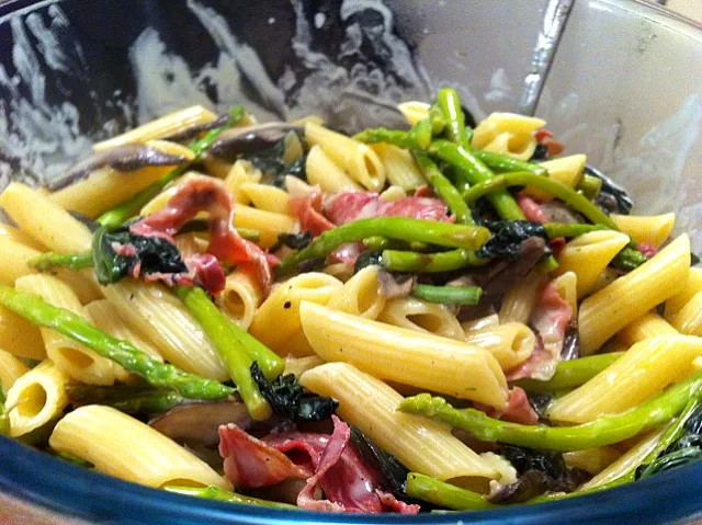 Prosciutto, asparagus, mushroom and spinach creamy penne.|Laurenさん