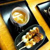 Snapdishの料理写真:みたらし、金箔入りのお茶|りむさん