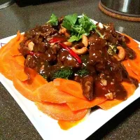 Snapdishの料理写真:stir fry black pepper beef with steam brocolli n carrots|Aizuddinさん