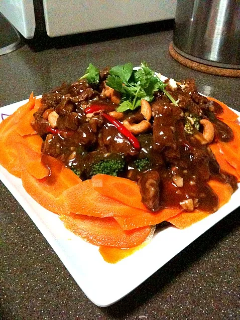 stir fry black pepper beef with steam brocolli n carrots|Aizuddinさん