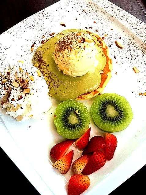 Matcha Pancake With Strawberry & Kiwi|Chompoo Arunprasertkulさん