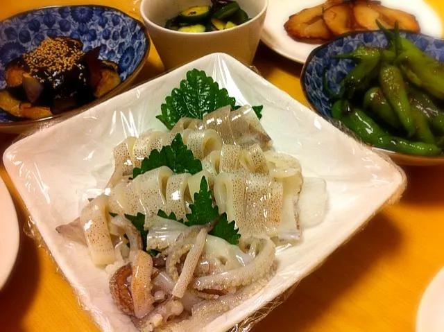 家飲み。いかのお刺身、なす味噌田楽、ししとう炒め、かわはぎ干物、きゅうりの塩昆布和え。|liccaさん