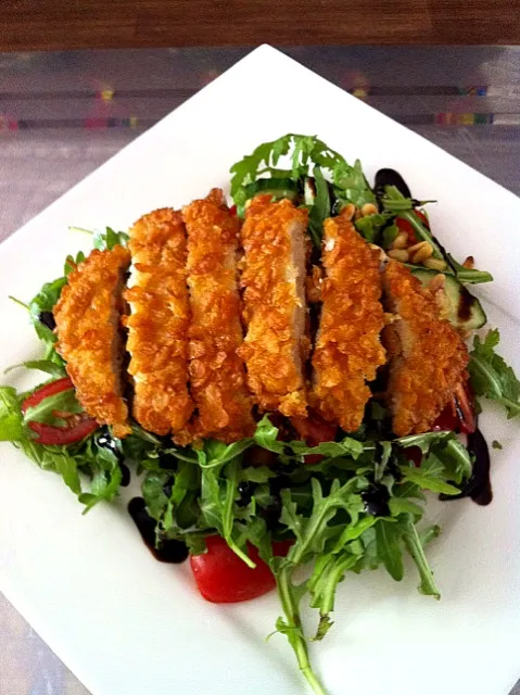 healthy salad with crispy chicken breast|Richard Koolenさん