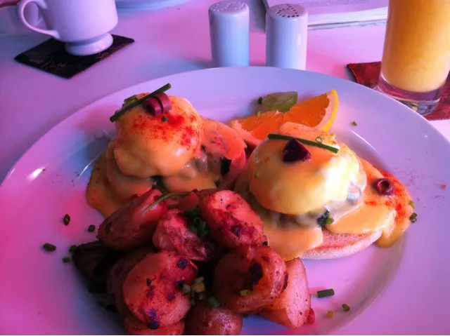 Snapdishの料理写真:eggs benedict @ kimono wine bar brunch|Chris Shannonさん