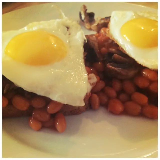 baked beans on toast with mushrooms and eggs|triniさん