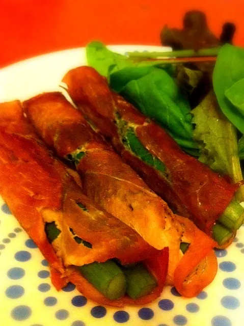 Snapdishの料理写真:Blanched asparagus spears wrapped in ham drizzled with sea salt|Jonathan Angさん